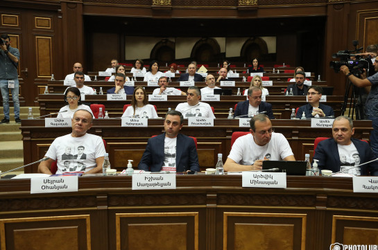 «Հայաստան» խմբակցությունն ԱԺ է եկել Սյունիքի՝ կալանավորված քաղաքապետերի լուսանկարներով շապիկներով