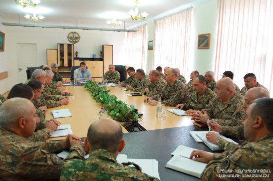 Араик Арутюнян представил высшему командному составу АО нового министра обороны Камо Варданяна