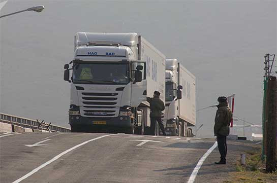 В Азербайджане прокомментировали проверку грузовиков, следующих из Ирана в Армению
