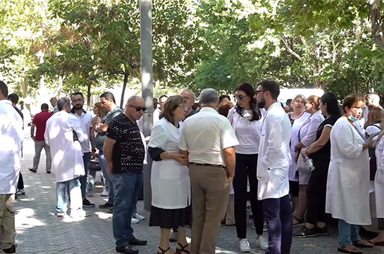 У Армена Чарчяна инсулинозависимый диабет: болезнь поразила почти все органы – врачи проводят акцию протеста перед прокуратурой