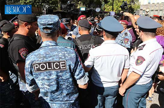Полицейские начали подвергать приводу участников акции на площади Шарля Азнавура
