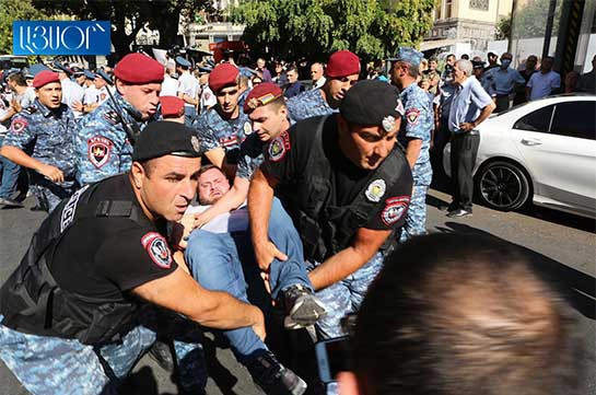 «Если вы готовы служить властям Турции, то мы – нет»: протестующих против «параллельного» празднества подвергают приводу