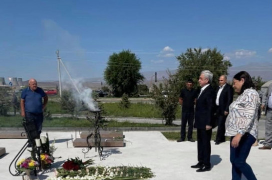 ՀՀ երրորդ նախագահը հարգանքի տուրք է մատուցել Հայրենիքի անկախության համար նահատակվածների հիշատակին, այցելել է Արցախի հերոս Մանվել Գրիգորյանի շիրիմին