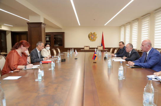 Глава Минобороны Армении обсудил с главой делегации МККК вопросы возвращения армянских пленных из Азербайджана