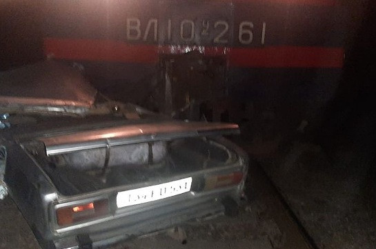 На перегоне Арташат-Арарат произошло столкновение грузового поезда с оказавшимся на путях автомобилем марки «Жигули»