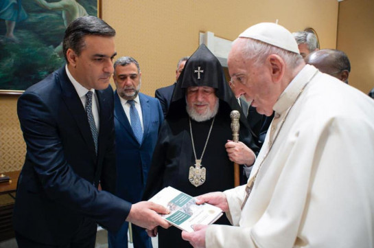 Арман Татоян передал Папе Римскому Франциску 3 доклада о пытках армянских пленных в Азербайджане