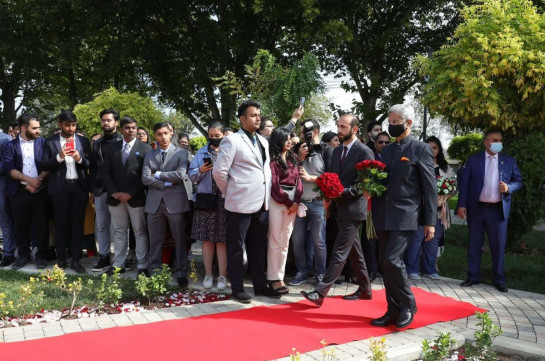 Главы МИД Армении и Индии посетили памятник Махатме Ганди