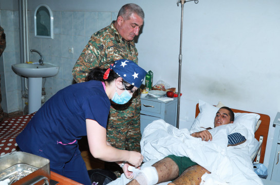 Командующий Армией обороны Арцаха посетил раненых военнослужащих