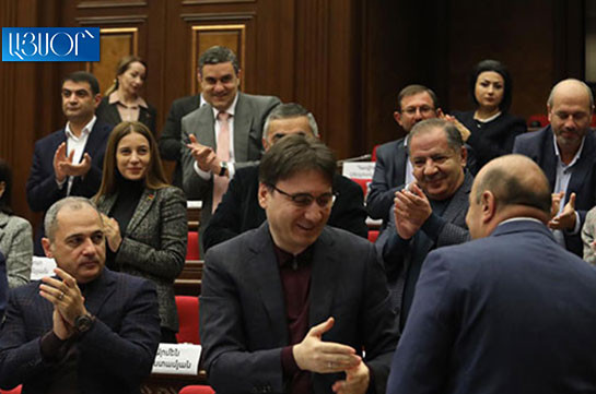 Освобожденный под залог депутат Саркисян присутствует на заседании парламента