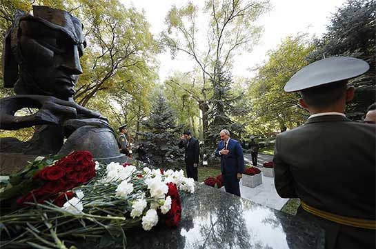 Никол Пашинян почтил память жертв преступления 27 октября 1999 года