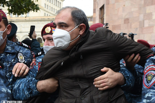 Полиция Армении задержала 16 участников акции протеста у здания правительства
