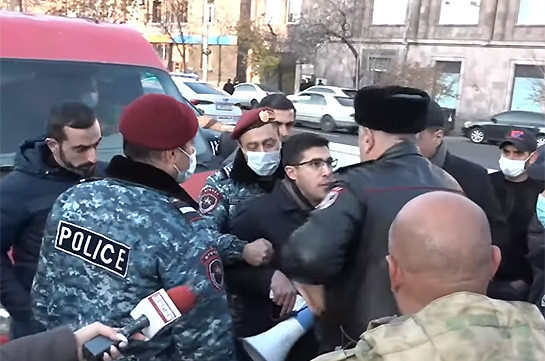 Երևանում երթևեկությունը կաթվածահար է. ակցիայի մասնակիցները Փաշինյանից պատասխաններ են պահանջում