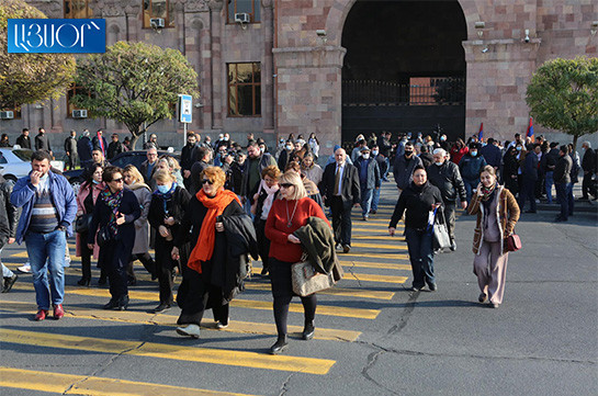 Участники акции протеста направились к резиденции президента и парламенту Армении