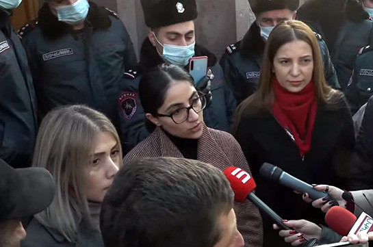 Родители пленных и без вести пропавших проводят акцию протеста у здания парламента