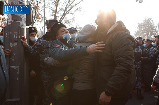 Родители пленных и без вести пропавших перекрыли проспект Баграмяна, полицейские подвергают приводу участников акции