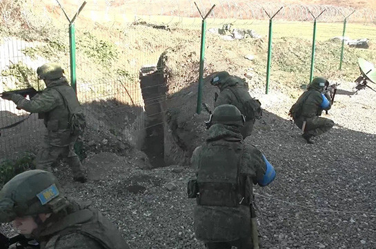 Российские миротворцы провели плановую тренировку по обеспечению безопасности на наблюдательных постах в Нагорном Карабахе с применением современных средств связи и БТР-82А