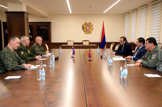 Новый командующий миротворцами РФ в Карабахе встретился с главой Минобороны Армении
