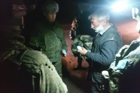 Ադրբեջանցիների կողմից ձերբակալված Տեղ համայնքի բնակչին ռուս զինծառայողները հանձնել են ՀՀ ԶՈւ ներկայացուցիչներին. Լուսանկարներ