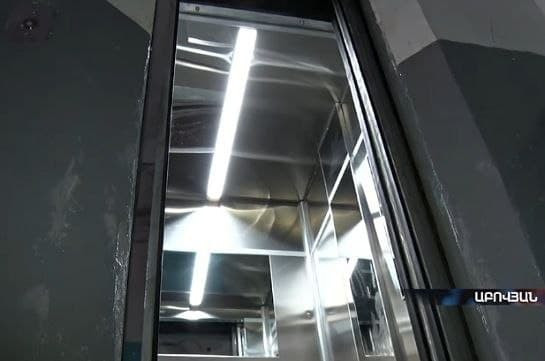 Աբովյանի համայնքապետ Էդուարդ Բաբայանի նախաձեռնությամբ վերանորոգվում են քաղաքի բոլոր բազմաբնակարան շենքերի վերելակները․ (Տեսանյութ)