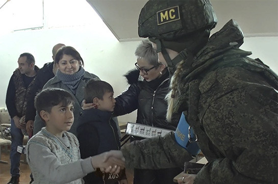 Российские миротворцы оказали гуманитарную помощь более 50 детям из малообеспеченных семей в селе Кочогот Нагорного Карабаха