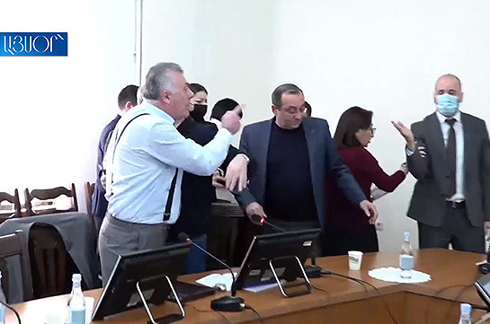 В парламенте Армении произошел очередной инцидент между депутатами от оппозиции и правящей фракции