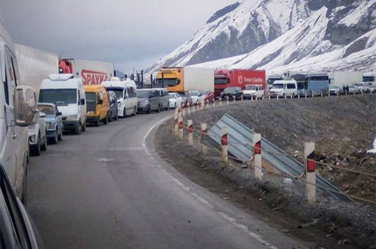 В областях Армении идет снег: дорога Степанцминда – Ларс закрыта для всех видов транспорта