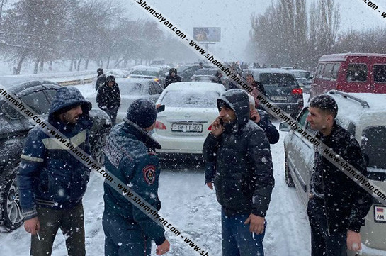 Արտակարգ իրավիճակ՝ Երևան-Սևան ճանապարհին. մի քանի կիլոմետր մերկասառույց ճանապարհը դարձել է 30-ից ավելի ավտոմեքենայի վթարի պատճառ