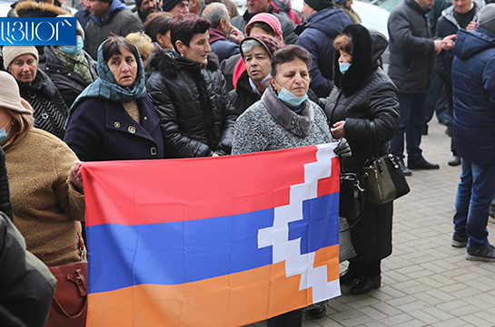 Вынужденные переселенцы из Арцаха проводят акцию протеста перед зданием правительства Армении