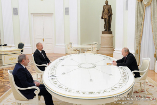 Путин обсудил с Пашиняном и Алиевым ситуацию в Карабахе