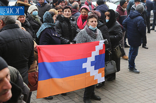 Перемещенные из Арцаха граждане проводят акцию протеста перед зданием правительства