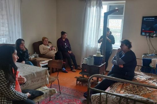 Представители омбудсмена Арцаха посетили временно проживающие в селе Айгестан семьи из села Храморт