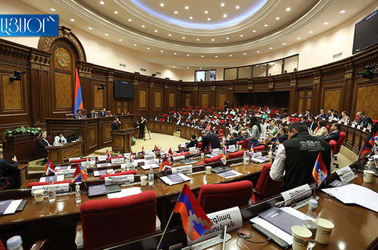 Оппозиция покинула зал заседаний парламента – депутаты фракций «Армения» и «Честь имею» едут в Арцах