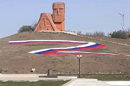 Литера Z из российского флага выложена у символа Карабаха в Степанакерте
