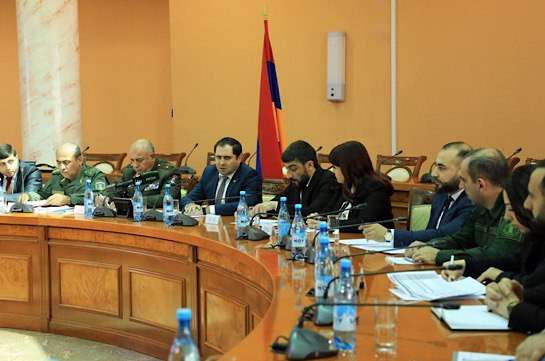 Сурен Папикян встретился с родственниками удерживаемых в плену армянских военнослужащих