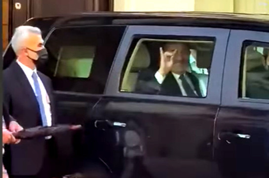 Глава МИД Турции посмеялся над акцией армян и показал жест "Серых волков" (Видео)