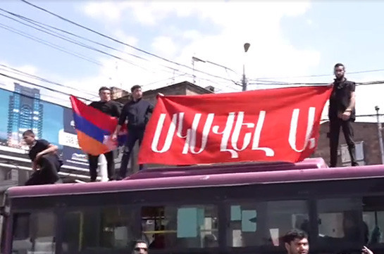 «Началось». В Ереване активисты перекрыли улицы