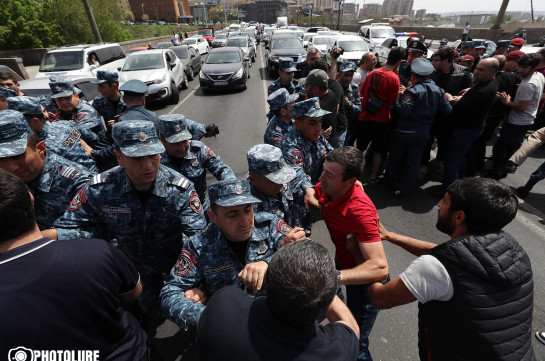 Полицейские подвергли приводу проводящих акцию на улице Абовяна водителей