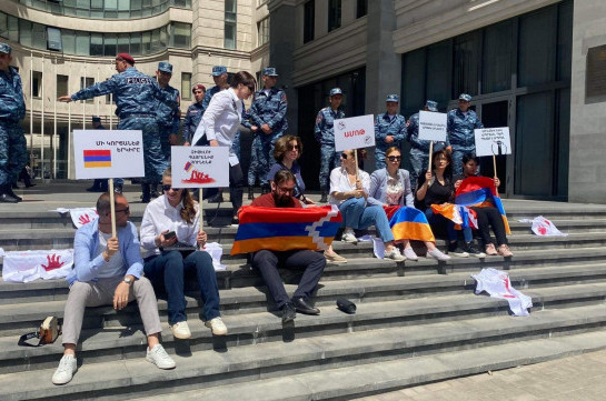 Перед зданием МИД Армении разложены белые футболки с отпечатками окровавленных рук