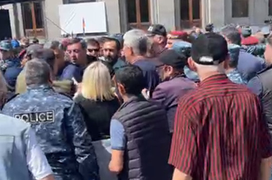 Полиция без какой-либо причины спровоцировала потасовки на площади Свободы и подвергла приводу 5 членов нашей команды – Сос Акопян