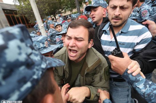 Երևանի տարբեր հատվածներից ոստիկանության բաժիններ է բերման ենթարկվել 70 քաղաքացի