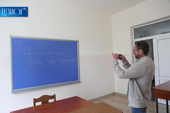 Студенты ЕГУ покинули аудиторию, оставив на доске запись «Проснись, лао!», «Армения без Никола!»