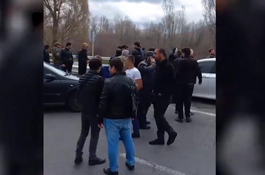 Սևան-Երևան մայրուղին երկկողմանի փակ է. լարված իրավիճակ է ոստիկանների և ակցիայի մասնակիցների միջև