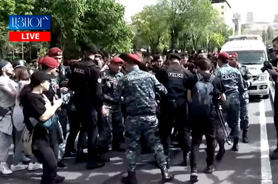 Напряженная ситуация на улице Абовяна: полицейские с применением грубой силы задерживают участников шествия