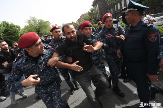 Полиция задержала в Ереване 13 участников акций протеста