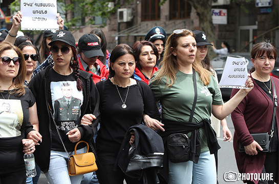 В Ереване прошло женское шествие с призывами «Нет войне!», «Нет Николу!»