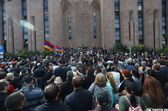 Демонстранты заблокировали здание мэрии Еревана