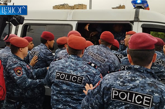 Երևանի տարբեր հատվածներից ոստիկանության բաժիններ է բերման ենթարկվել 21 քաղաքացի