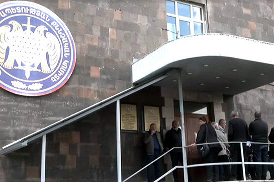 Родители погибших в 44-дневной войне военнослужащих начинают сидячий пикет у здания Главного военного следственного управления СК Армении