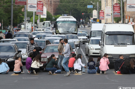 Оппозиция с утра перекрыла улицы в Ереване, есть подвергнутые приводу