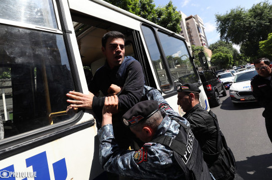 Արթուր Վանեցյանի կուսակիցներին բերման են ենթարկել ոստիկանության մարզային ստորաբաժանումներ